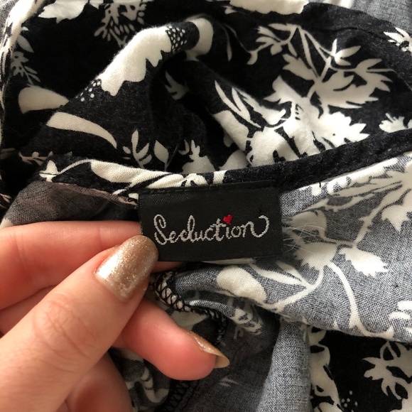 4/$10 | Black & White floral tank top - Picture 4 of 4